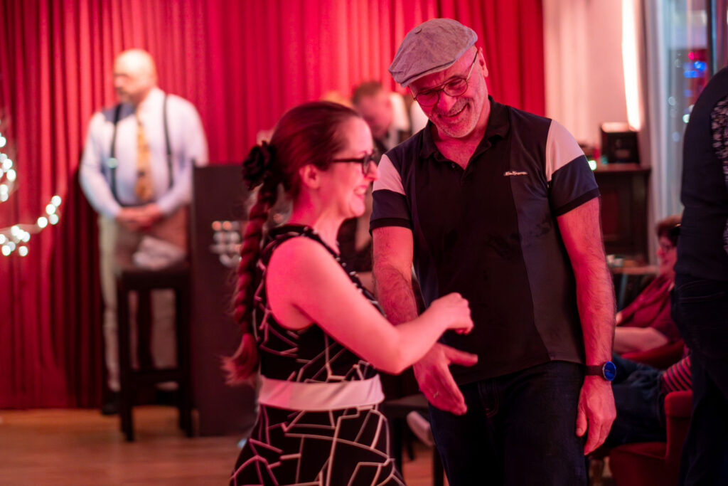 Mitarbeiter einer Firma bei einem Teamevent Tanzen in der Tanzschule MAXIXE Berlin Kreuzberg