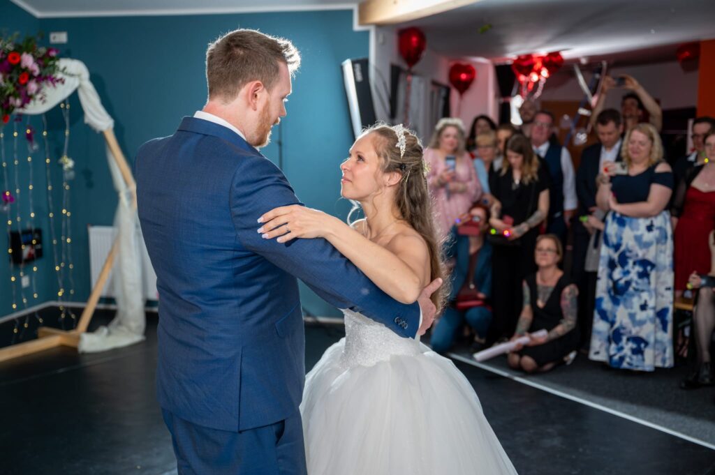 Brautpaar tanzt Eröffnungstanz in der Tanzschule MAXIXE Berlin Kreuzberg
