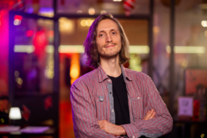 KI-generiert mit OpenAI: Tanzlehrer Andreas vor einem KI generierten Hintergrund