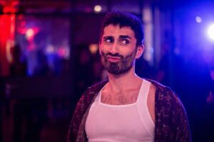KI-generiert mit OpenAI: Tanzlehrer Samu vor einem KI generierten Hintergrund