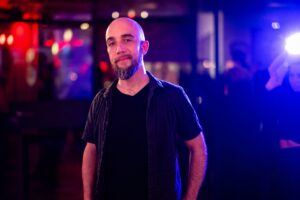 KI-generiert mit OpenAI: Tanzlehrer Zane vor einem KI generierten Hintergrund