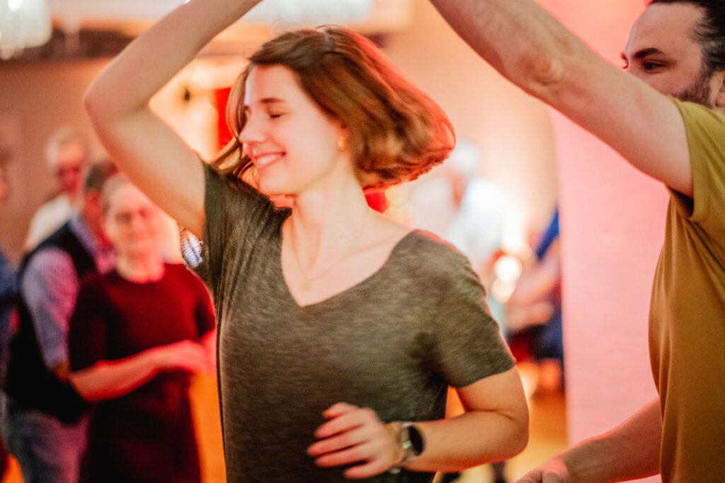 Das Tanzpaar lernt die ersten Tanzschritte